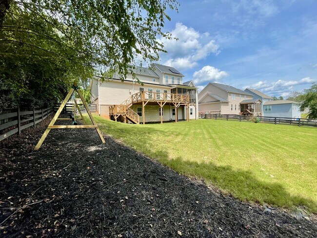Building Photo - Gorgeous 5 bedroom 3.5 bath home in desira...