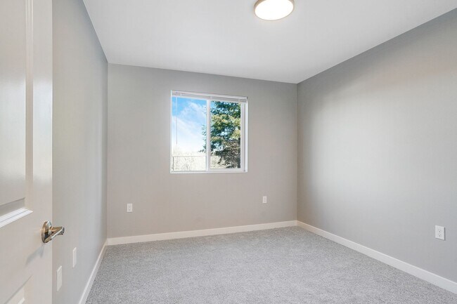 Building Photo - 2Bd/2Ba Upper Level Apartment - Available Now!