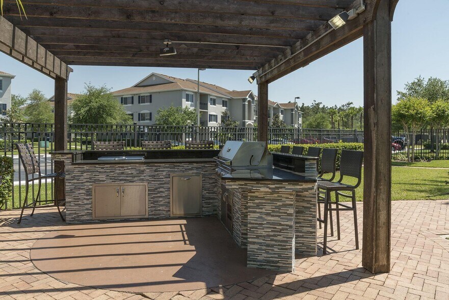 Canterbury Cove 10200 Falcon Pines Blvd Orlando FL 32829 Apartment