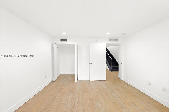 Building Photo - 1966 Biarritz Dr