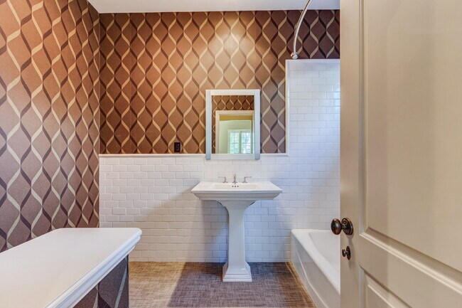 Building Photo - Sophisticated Mediterranean Villa in Newpo...