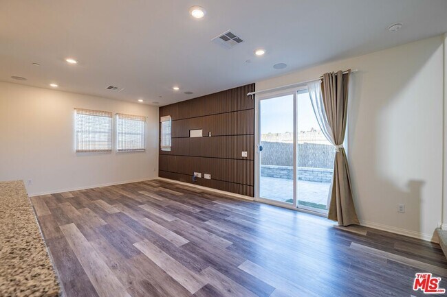 Building Photo - 27639 Sawtooth Ln