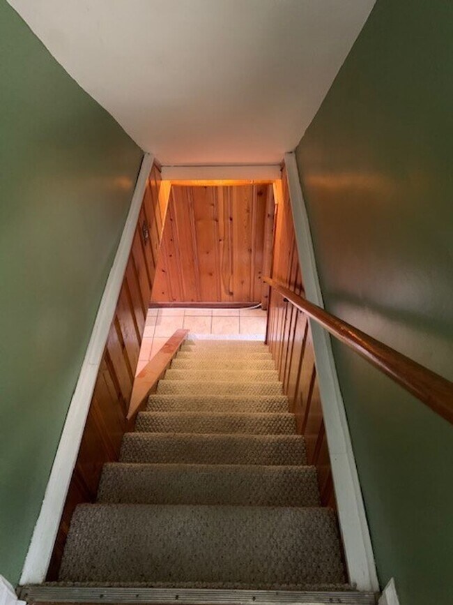 Building Photo - Beautiful 2 Bedroom 1 Bathroom End Unit, B...