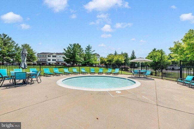 Building Photo - 4960 Clarendon Terrace