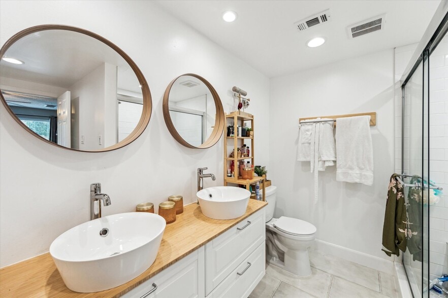 Fully renovated on-suite primary bath and closet area - view 1 - 13511 Windchase Ct