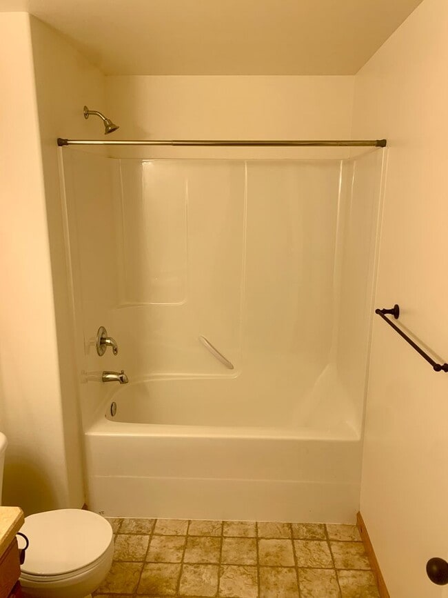 Building Photo - 3 bedroom 2 bath townhome