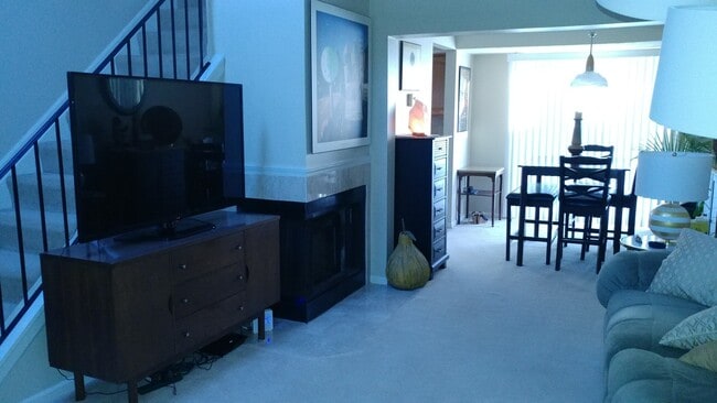 Building Photo - (2) bedroom Town-House w/ new Dining Room ...