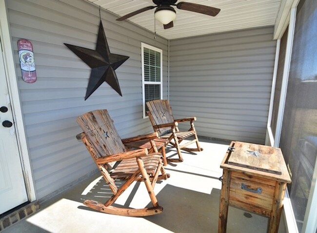 Building Photo - Stylish 3BD/2BA Home with Spacious Yard ne...