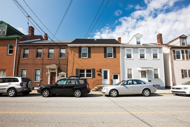 Primary Photo - 2712 Sarah St