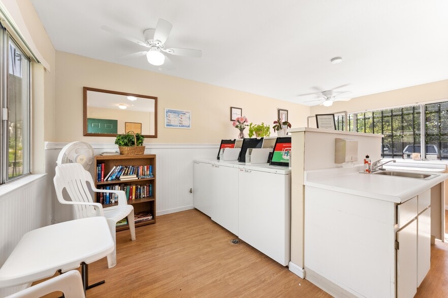 Laundry room 2 - 1241 Morse Ave