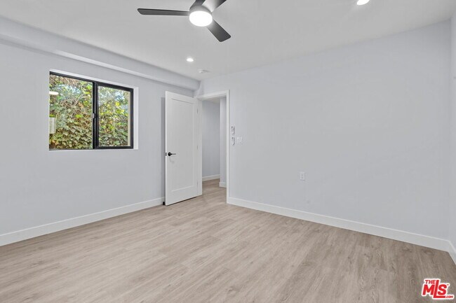 Building Photo - 1518 1/4 Stearns Dr