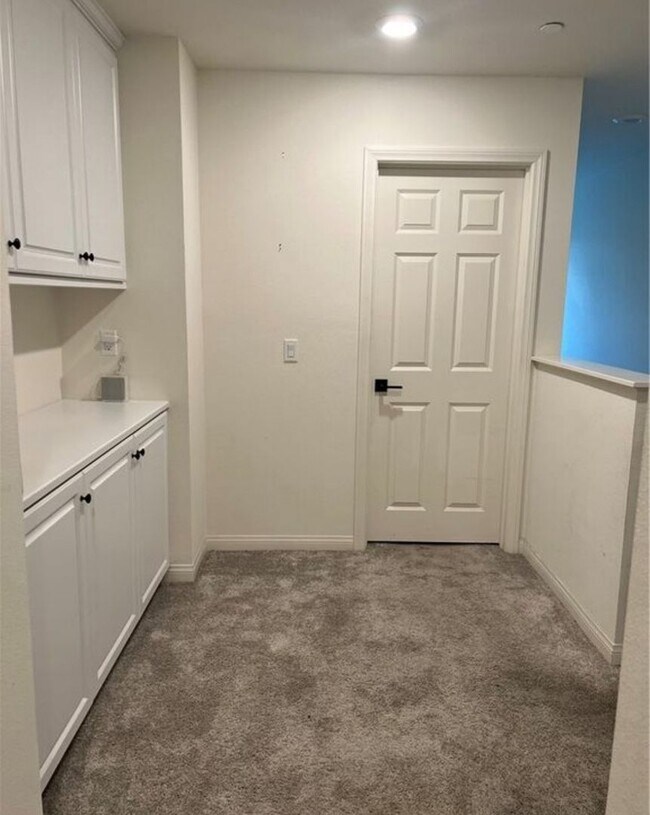 Building Photo - 3 Bdrm, 2.5 Ba Townhouse w/2 Car Attached Garage Available For Rent