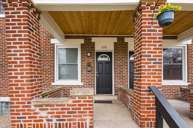 Primary Photo - 958-976-976 S Champion Ave