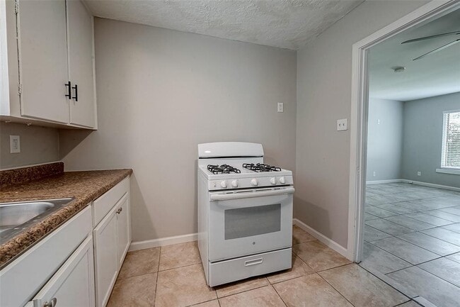 Building Photo - 7621 Sundown Dr