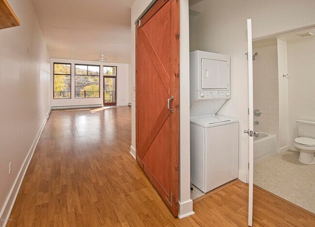 Building Photo - 705 Nogal Rd