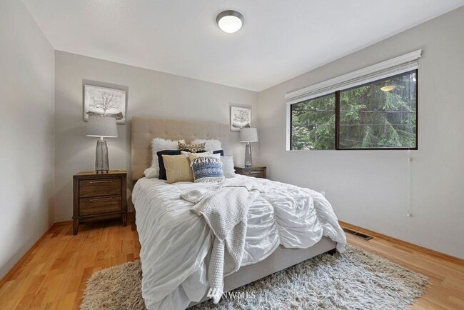 Building Photo - Oversized 4 Bedroom 3 Bathroom Home- Picni...
