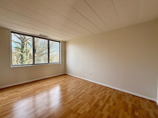 Building Photo - 2300 Riddle Ave