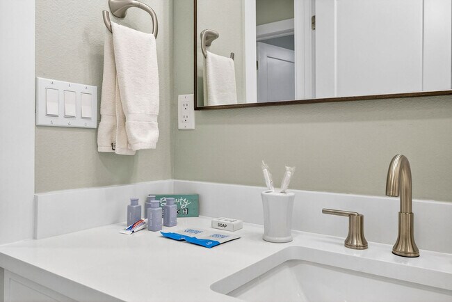 Building Photo - 1412 Gladys Cir