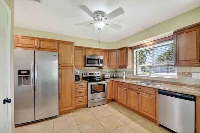 Building Photo - 4677 Robinwood Cir