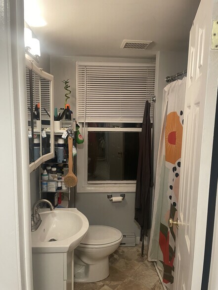 Building Photo - 314 Colchester Ave