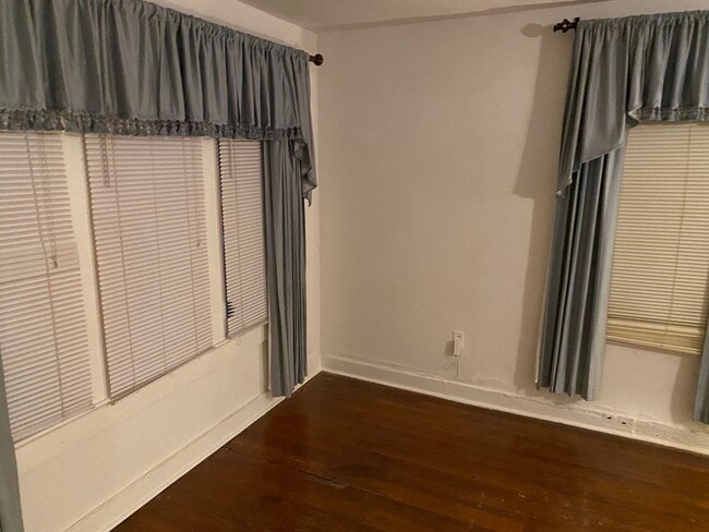 Building Photo - 2 bedrooms 1 bath - Large Yard