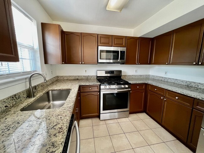 Building Photo - Spacious 4 Bedroom 3.5 Bathroom with Deck ...