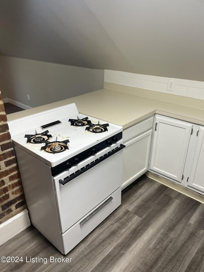 Building Photo - 2052 Midland Ave