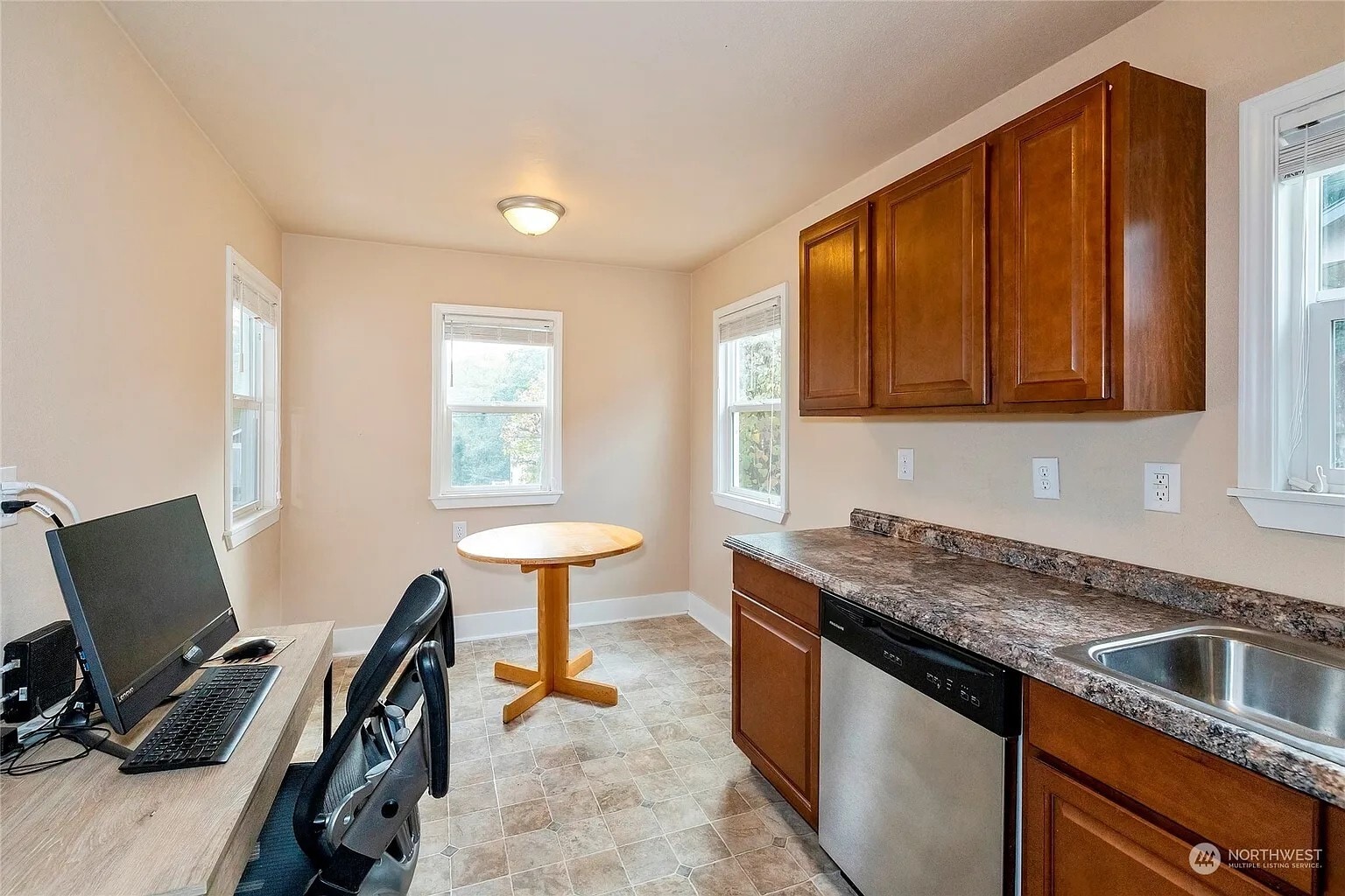 Building Photo - 916 Hull Ave