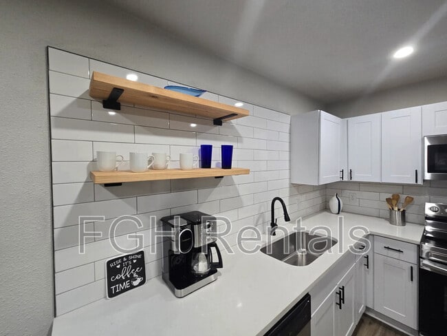 Building Photo - 12107 El Sendero St