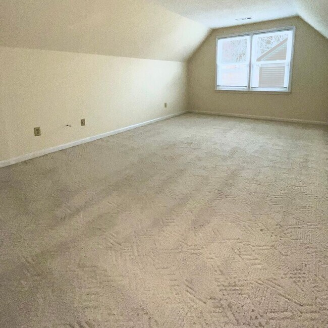 Building Photo - 3 Bedroom Home With Large Bonus Room!