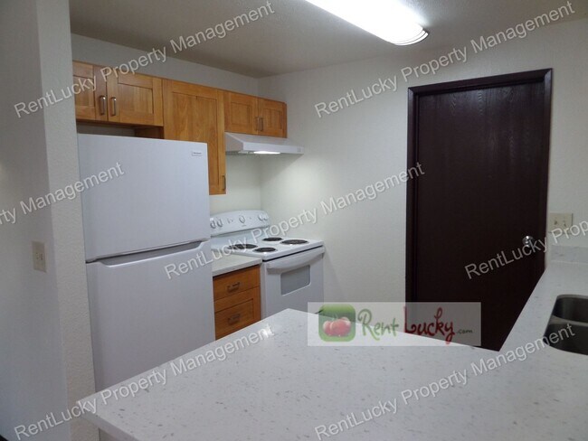 Building Photo - Lee-Federal Way Duplex