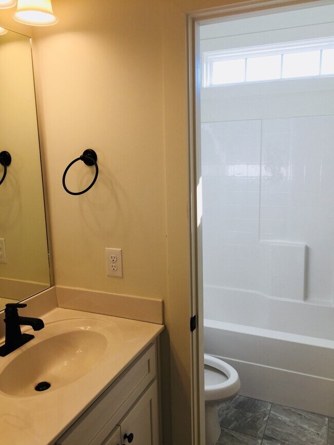 Building Photo - Luxury Town Homes
