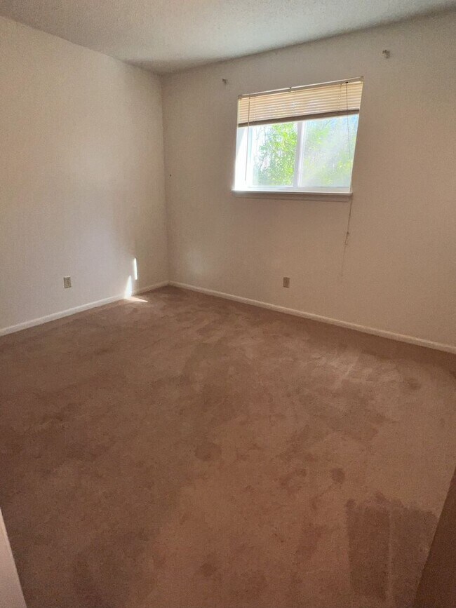 Building Photo - 2 Bedroom 1 Bath Garden Apartment Available