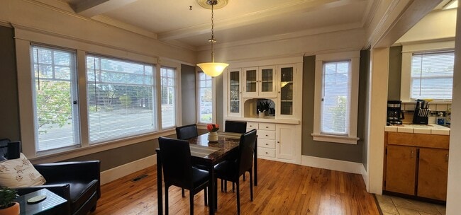 Building Photo - Single Family Fully Furnished Home with Al...