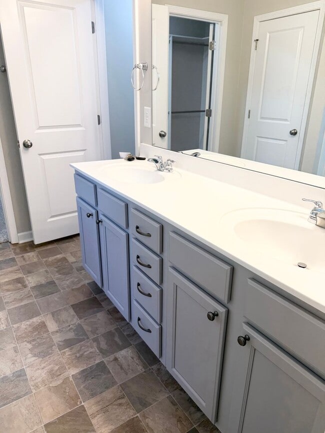 Building Photo - BEAUTIFUL 3 bedroom / 2 bathroom home available NOW!