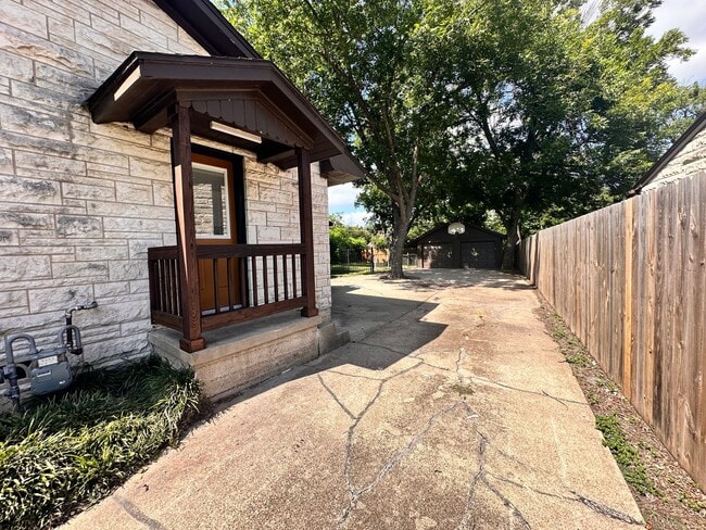 Building Photo - Charming 3 Bed 2 Bath Home with Bonus Den and Detached Garage