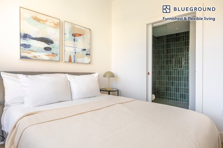 Building Photo - 611 N Virgil Ave