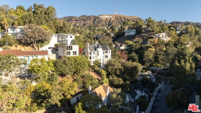 Building Photo - 2829 Beachwood Dr