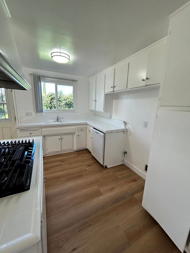 Building Photo - Spacious 4-Bed, 2-Bath Home with a Large Backyard in Prime West Hills!