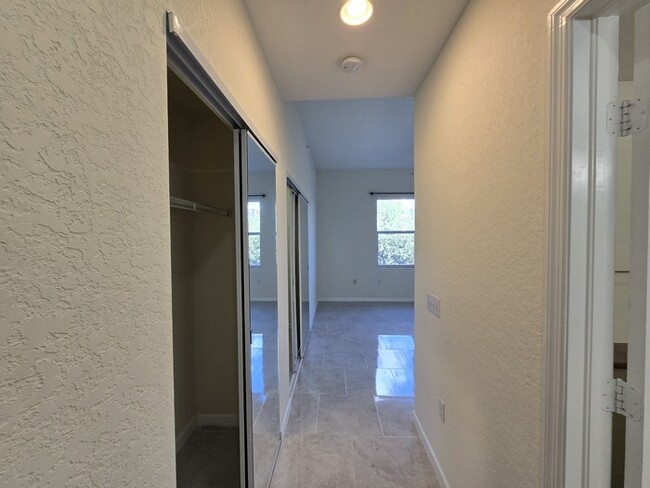 Building Photo - Beautiful 2 Bed 2 Bath Condo in West Palm ...