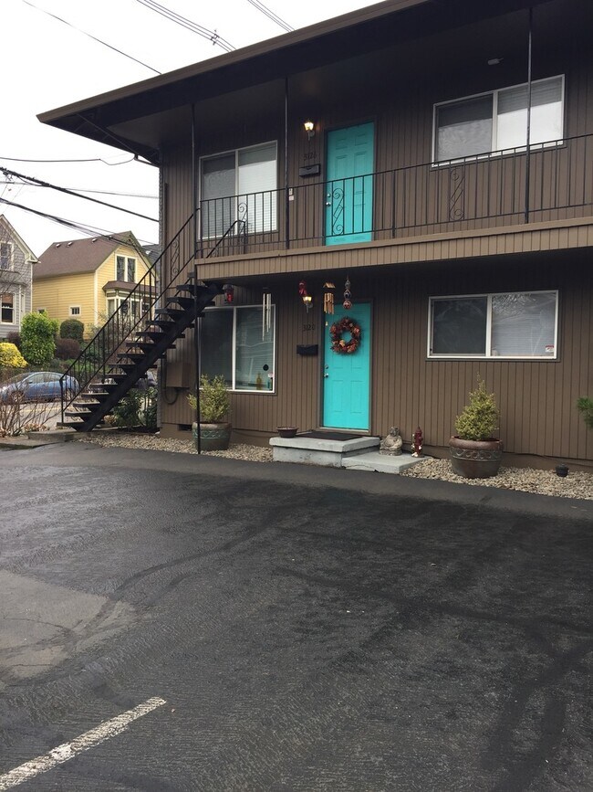 Building Photo - Upper 2 bed on Belmont! Hardwood floors, granite counters, tile in shower! All dogs welcome!