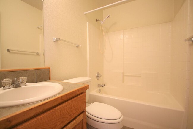 Building Photo - 417 N Blue Jay Ct