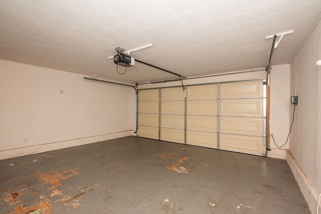 Building Photo - Charming Three Bedroom 2 Bath Home with Spacious Backyard for Entertaining!