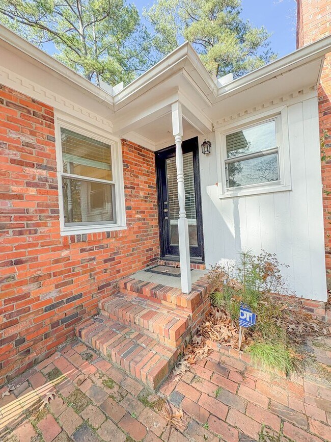 Building Photo - FIRST TWO WEEKS RENT FREE! 3 Bedroom 2 Bathroom with Detached Garage