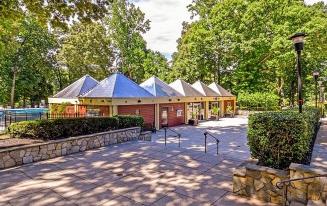 Building Photo - Well-Appointed 2 Bed 1 Bath Condo In Vibra...