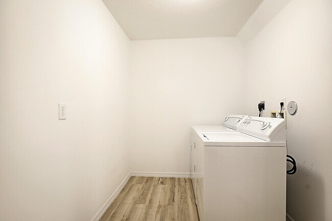 Building Photo - 617 SE Karrigan Terrace