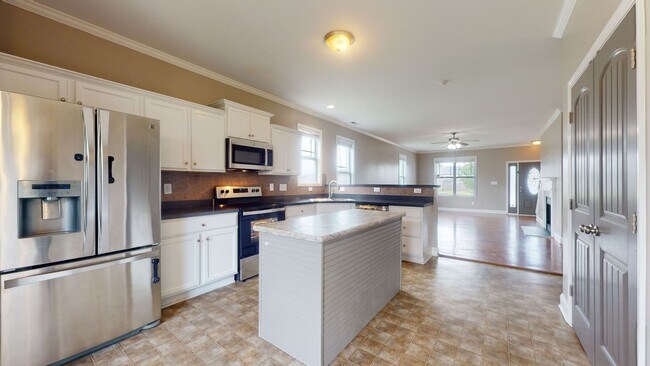 Building Photo - 4 Bedroom Home in Carolina Plantations!