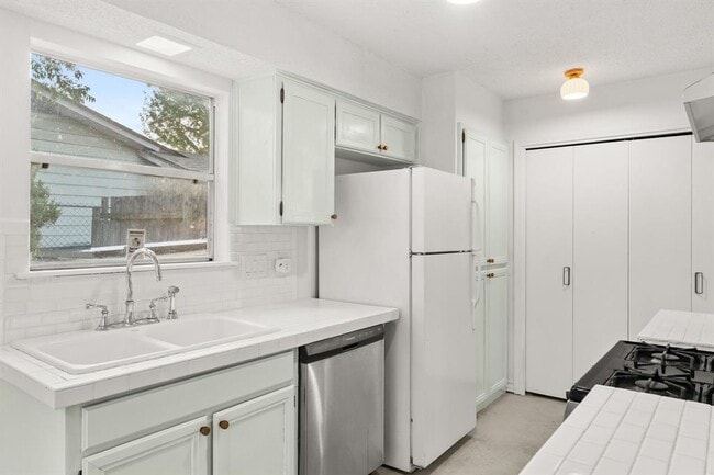 Building Photo - 5413 Duval St