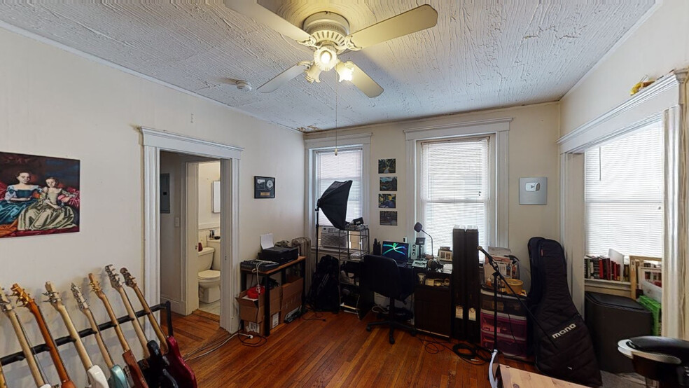 Building Photo - 251 Kelton St