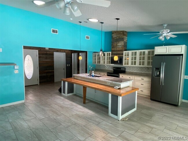 Building Photo - 2622 Travelers Palm Dr
